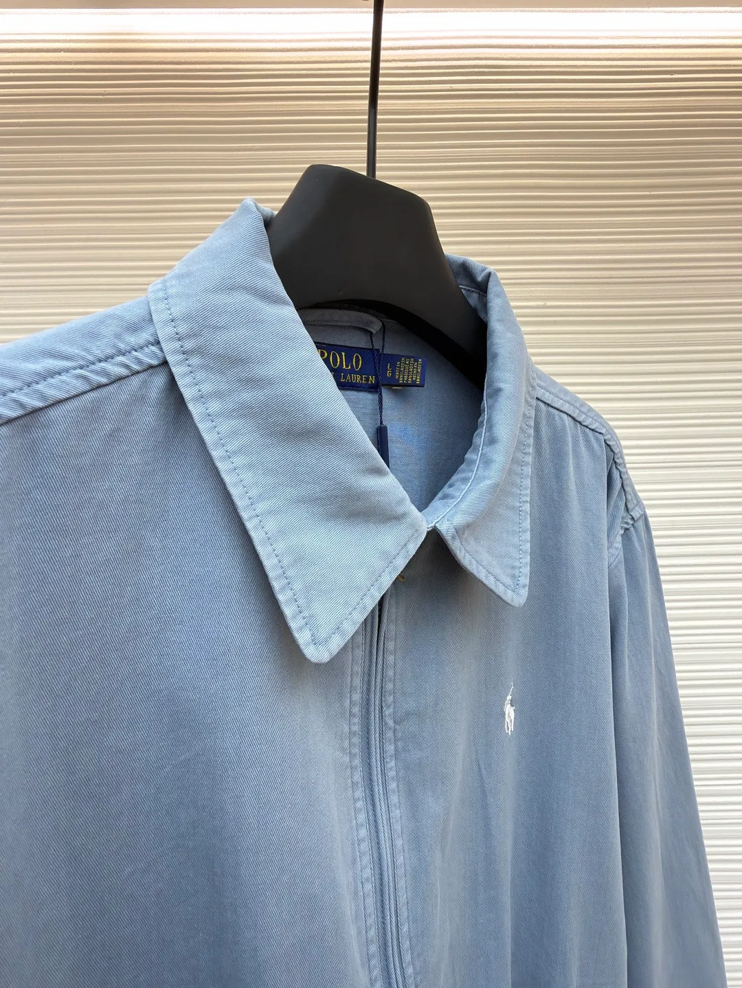 Ralph Lauren embroidered zipper jacket ●Original version: Purchased and developed by 4161 ●Item number: 1681943-B10 ●Fabric: cloudy blue twill cotton fabric ●Technology: embroidery production ●Color: blue ●Version: Fitted version ●Weight: about 575 grams ●Size: S-M-L-XL ●Description: Customized cloudy blue twill cotton, soft and silky, comfortable and close to the skin, with cloudy blue as the main tone, a color with a life attitude Exquisite white pony logo is embellished throughout. It is highly recognizable. It carries an atmosphere of freedom and vitality. It is a symphony of pure and smart colors. It reconstructs the classics with a neat silhouette. It is soft but not slumped. It is light but boney. It has a sense of advanced relaxation and is an effortless fashion interpretation. Imported machine embroidery technology is used. Advanced computer control systems and precision mechanical components are used to achieve the iconic pony embroidery operation. High precision. The lines are smooth and delicate. The template machine opens the bag. The preset template guides the position, shape and size of the bag opening. The accuracy ensures the quality of the bag opening effect. The hem is made at one time using a three-needle waist-drawing machine. The elastic band and the fabric are sewn together in the same process using the machine's special needle position and feeding mechanism. The three-needle design is stronger and can evenly distribute pressure. Make sure the elastic band is tightly attached to the fabric, and follow the original color system for dyeing. Prioritize the original color and fabric material to select a special dye, then heat it to the appropriate temperature, perform dip dyeing, and finally perform color registration. The overall wiring is straight and delicate, the fabric is comfortable and soft, and the color is consistent without color difference. It can be matched with the same style to create a fashionable look and control various occasions. Customized accessories, complete with three standards, same style for men and women!